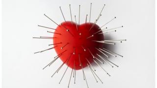 Corazón con agujas