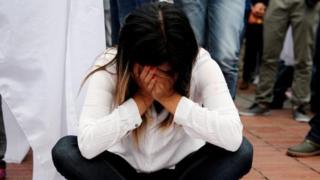 Una joven llora en Colombia.