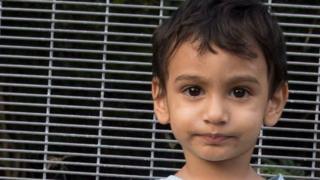 నవురులోని శరణార్థి శిబిరాలలో ఉంటున్న వందలాది మంది పిల్లల్లో రెండేళ్ల జార్జ్ ఒకరు