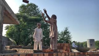 इमारत का निर्माण करते हुए मज़दूर
