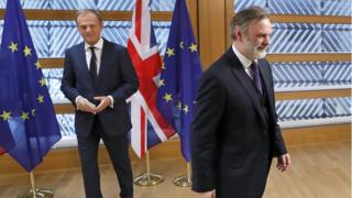 AB Komisyonu Başkanı Donald Tusk ve İngiltere'nin AB Büyükelçisi Tim Barrow