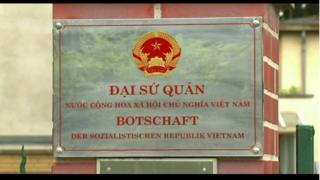 Tấm biển trên cổng Đại sứ quán Việt Nam tại Berlin
