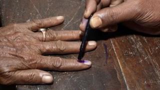 வாக்களித்த பின்னர் வைக்கப்படும் அழியாத மை