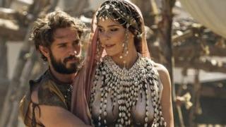 The picture shows Helen (Bella Dayne) and Paris (Louis Hunter) in Troy: Fall of a City