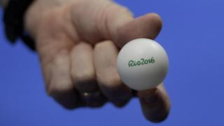 Un jugador sostiene una pelota de ping pong en una competición de Río 2016.