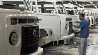 Funcionário monta Kombi em linha de montagem