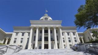 Iryo tegeko ryateweko igikumu n'umukuru w'intara ya Alabama, Kay Ivey.