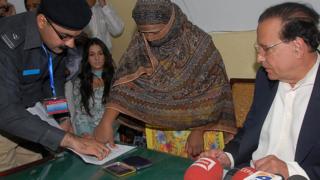 اس وقت کے گورنر پنجاب نے 20 نومبر 2010 کو آسیہ بی بی سے ملاقات کی تھی