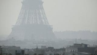 Abanyagihugu baba mu gisagara ca Paris bamze imyaka bahanzwe n'ikibazo c'ivyuka bihungabanya amagara