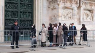 Çinli turistler maskeyle birlikte Duomo Meydanı'nda sırada bekliyor