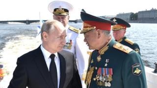 Путин и Шойгу на параде ВМф России