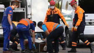 Полиция помогает раненым после одного из нападений в Анкаре