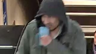 Ушул сүрөттөгү киши кол салууга шектүү катары кармалган деди полиция.