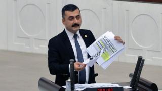 На снимке, сделанном 12 января 2017 года, изображен бывший депутат Республиканской народной партии (ТНП) Эрен Эрдем во время выступления в парламенте Турции.