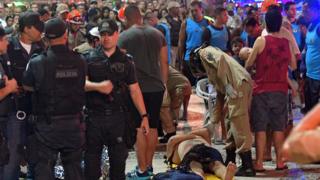 Policiais, bombeiros e pedestres observam momentos posteriores ao atropelamento em Copacabana