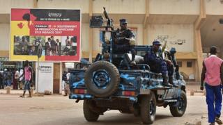 Des soldats lourdements armés surveillent les abords du stade municipal de Ouagadougou lors de la cérémonie d'ouverture vendredi