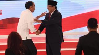 Capres nomor urut 01 Joko Widodo (kiri) dan Capres nomor urut 02 Prabowo Subianto (kanan) berjabat tangan seusai mengikuti debat capres 2019 di Hotel Sultan, Jakarta, Minggu (17/2/2019).