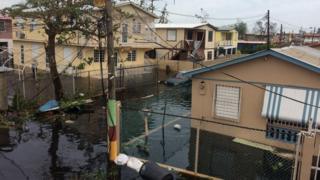 Затопленная улица в муниципалитете Катано к юго-западу от столицы Пуэрто-Рико Сан-Хуана - 21 сентября