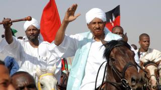 Sadeq al-Mahdi (D) et son fils, Abdulrahman