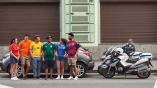 Activistas al lado de un policía.