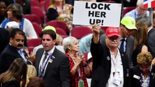 Сторонник Трампа со знаком 'Lock Her Up'