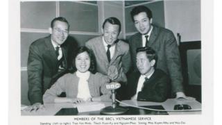 Hình chụp ông Trần Minh cùng ban Việt ngữ BBC