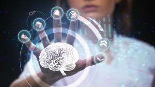 Ilustración de una mujer manipulando el cerebro