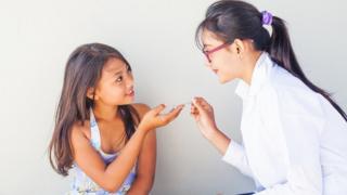 Una doctora le da medicina a una niña.