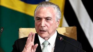 Plusieurs États brésiliens, notamment celui de Rio de Janeiro, sont au bord de la faillite, et les fonctionnaires accumulent parfois plusieurs mois de salaires impayés.