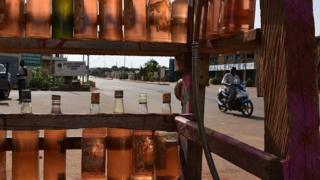 Des bouteilles d'essence en vente a Ouagadougou