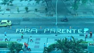Pichação na rua em frente à sede da Petrobras, no Rio, pede a saída de Pedro Parente do comando da estatal