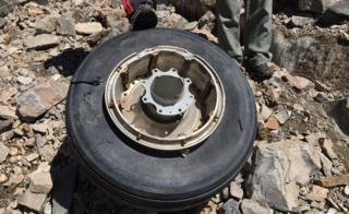 A rueda encontrada entre los restos del avión.