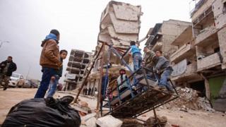 کودکان در منطقه صلاحالدین حلب بازی میکنند که تحت کنترل دولت بشار اسد است