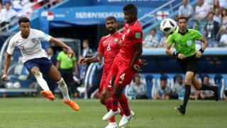 Jesse Lingard anota el tercer gol de Inglaterra de su victoria por 6-1 sobre Panamá.