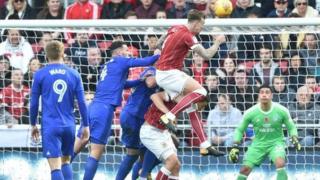 Aden Flint yn sgorio