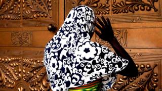 A Lagos, une femme participe à la prière de l'Aïd el Fitr, qui marque la fin du mois du jeûne musulman, en juillet 2016.
