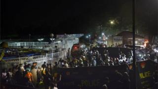 人出の多い日曜夜の公園で爆発が起きた。27日、パキスタン・ラホール。