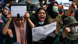 Sejumlah mahasiswa berunjuk rasa di Jalan Merdeka Barat, Jakarta, Kamis (17/10/2019). Massa pengunjuk rasa menuntut Presiden Joko Widodo mengeluarkan Perppu terkait Undang-undang KPK.