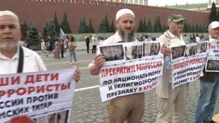Митингующие в поддержку крымских татар