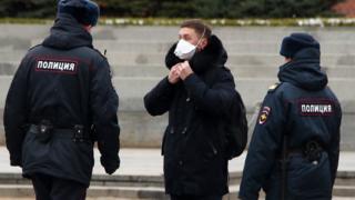Разбил палатку, выгулял собаку, подвез знакомую. Как становятся нарушителями карантина в России Полиция на Красной площади в Москве