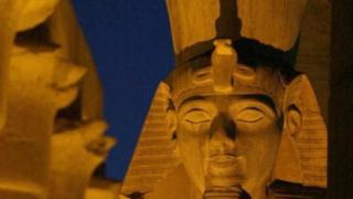 Photo d'une ancienne statue du Pharaon Ramsès 2 prise en 2002 sur les piliers du temple de Luxor (illustration)