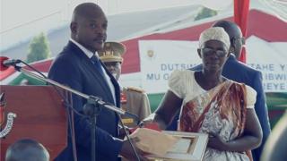 Perezida Nkurunziza yashyikirije nyina wa Papy Faty ishimwe ry'umudari na miliyoni ebyiri