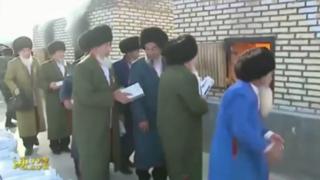 Туркман чоллари сигарет қутиларини намойишкарона ёқмоқда