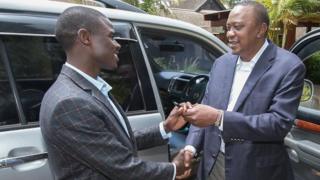 Bwana Mwirigi ashikirizwa urufunguruzo rw'iyo modoka na Prezida Kenyatta