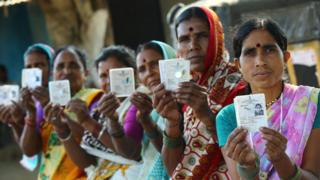 ఓటర్ కార్డులతో మహిళలు