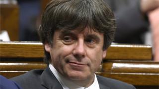Carles Puigdemont носит ухмылку во время заседания каталонского парламента в этом файле фото