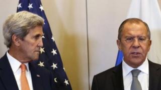 John Kerry (ibumoso) na Sergei Lavrov