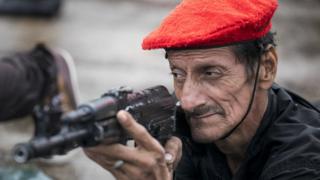 мужчина с противоракетной установкой