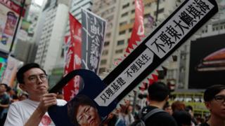 示威者认为香港政府的资源应投放到民生问题上,而不是用来填海。