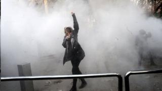 Umwe mu bari mu myiyerekano ahanganye n'igipolisi hagufi ya kaminuza ya Tehran